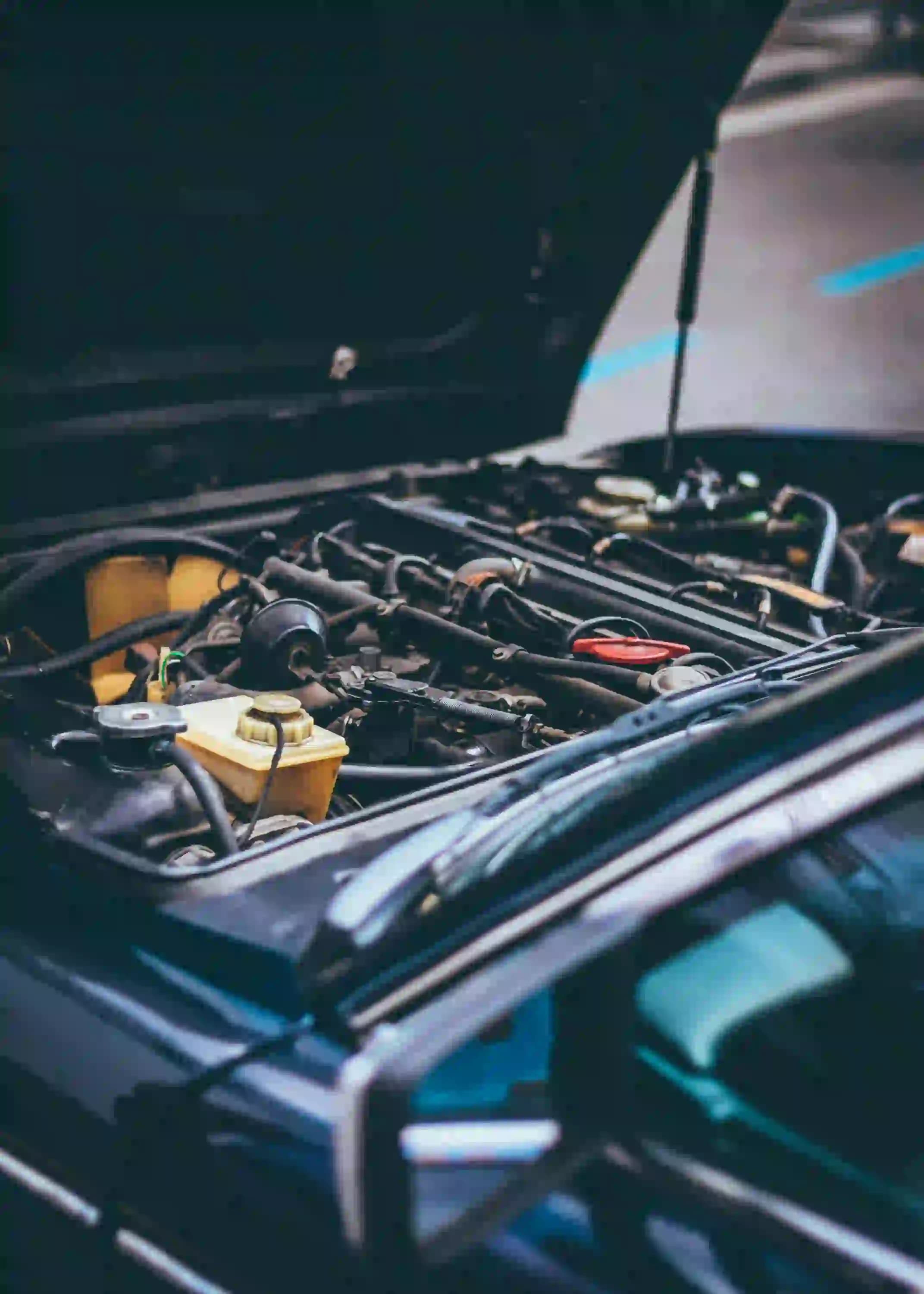 Fahrzeug bei der technischen Inspektion – TÜV Preisrechner